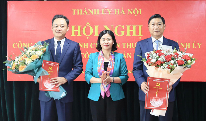 Phó Bí thư Thường trực Thành ủy Nguyễn Thị Tuyến trao các quyết định về công tác cán bộ-4