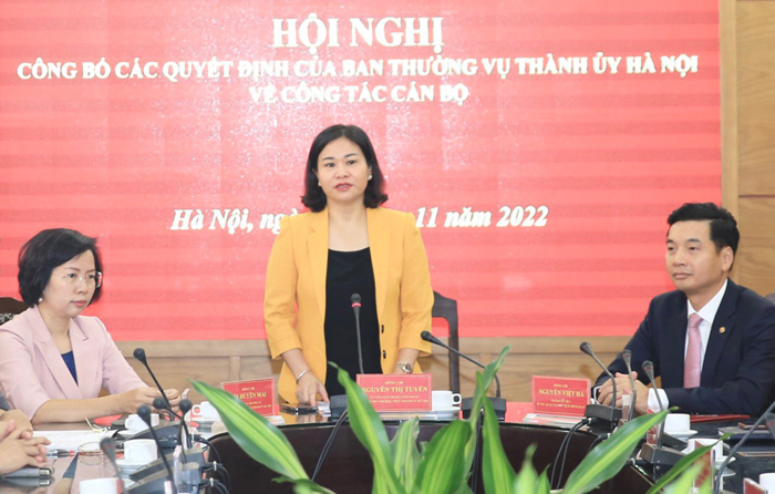 Phó Bí thư Thường trực Thành ủy Nguyễn Thị Tuyến trao các quyết định về công tác cán bộ-5