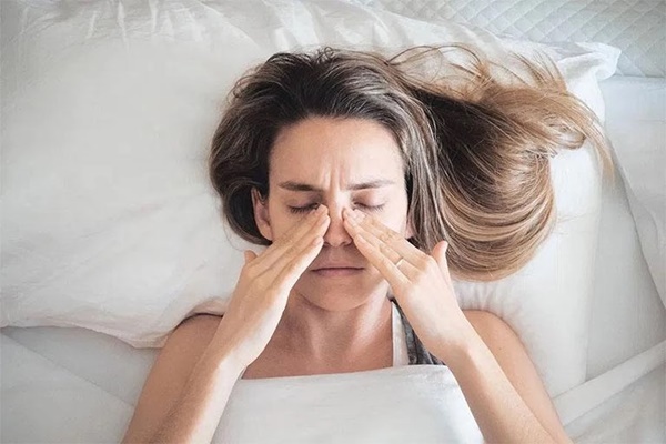 Trời lạnh bị viêm xoang bạn có thể thử 5 mẹo cực hữu ích này để ngủ ngon hơn-1