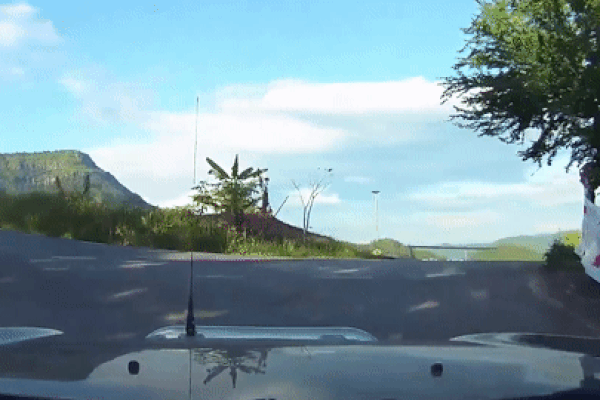 Xe tải mất lái lao lên vỉa hè, 2 công nhân thoát chết trong gang tấc-1