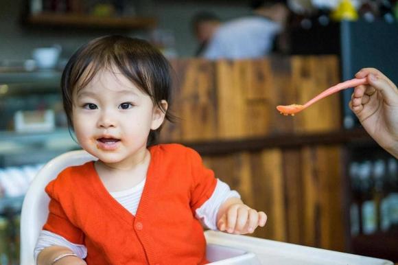 Trẻ em lười ăn, không nên đánh mắng, không thỏa hiệp, học cách giả vờ là được-1