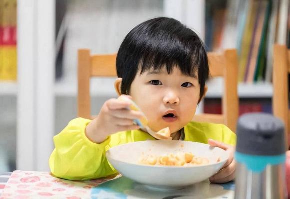 Trẻ em lười ăn, không nên đánh mắng, không thỏa hiệp, học cách giả vờ là được-2
