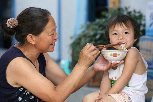Trẻ em lười ăn, không nên đánh mắng, không thỏa hiệp, học cách giả vờ là được-3