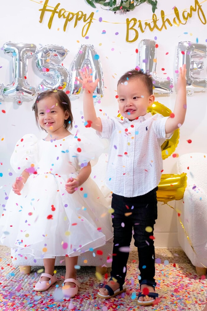 Hà Hồ và Kim Lý ngọt ngào chúc sinh nhật Lisa - Leon, biểu cảm tấu hài của 2 nhóc tỳ chiếm spotlight-1