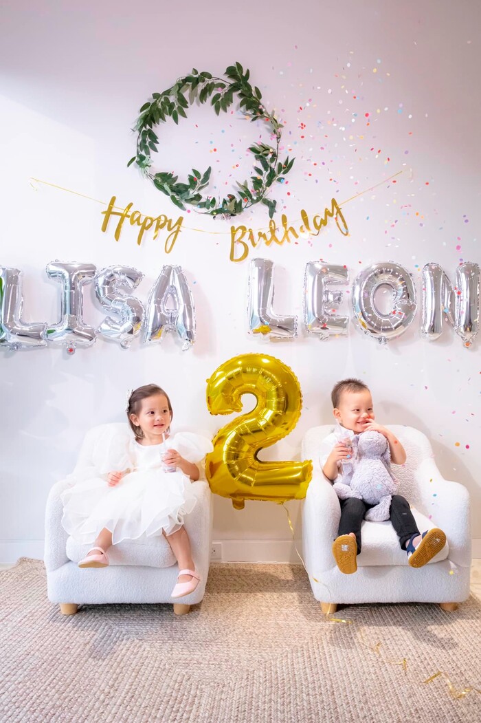 Hà Hồ và Kim Lý ngọt ngào chúc sinh nhật Lisa - Leon, biểu cảm tấu hài của 2 nhóc tỳ chiếm spotlight-3