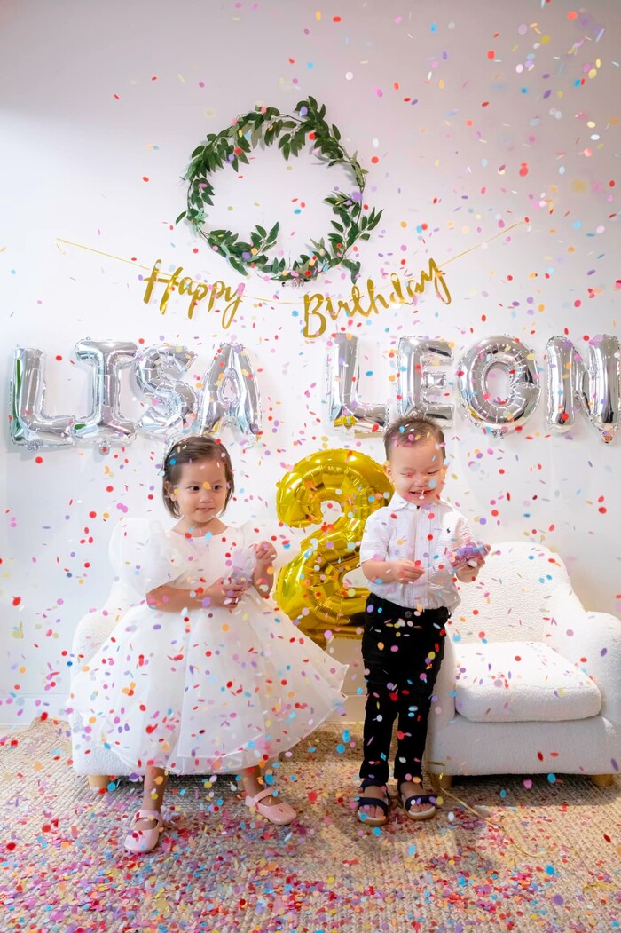 Hà Hồ và Kim Lý ngọt ngào chúc sinh nhật Lisa - Leon, biểu cảm tấu hài của 2 nhóc tỳ chiếm spotlight-5