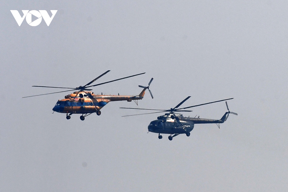 Tiêm kích Su-30MK2 trình diễn thả bẫy mồi nhiệt trên bầu trời thủ đô Hà Nội-12