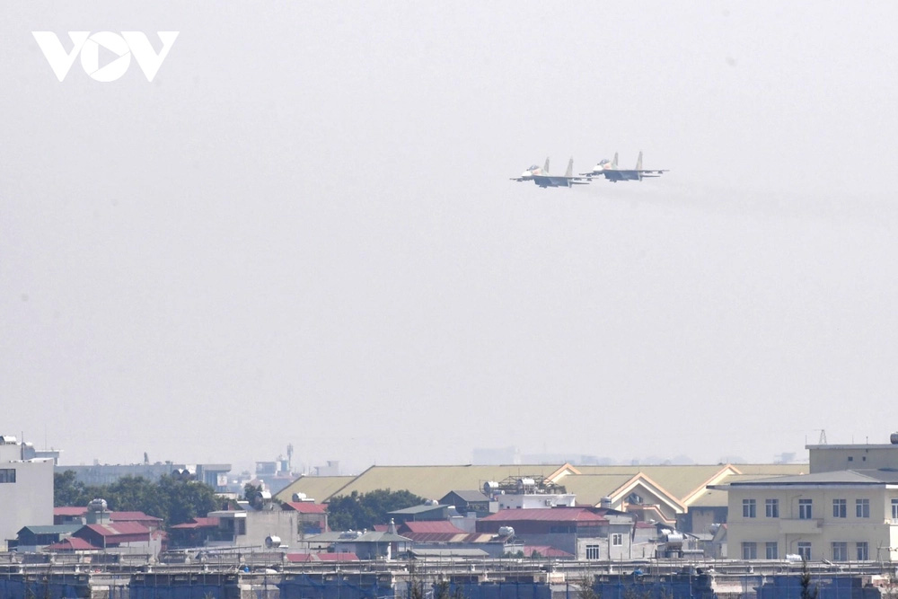 Tiêm kích Su-30MK2 trình diễn thả bẫy mồi nhiệt trên bầu trời thủ đô Hà Nội-1