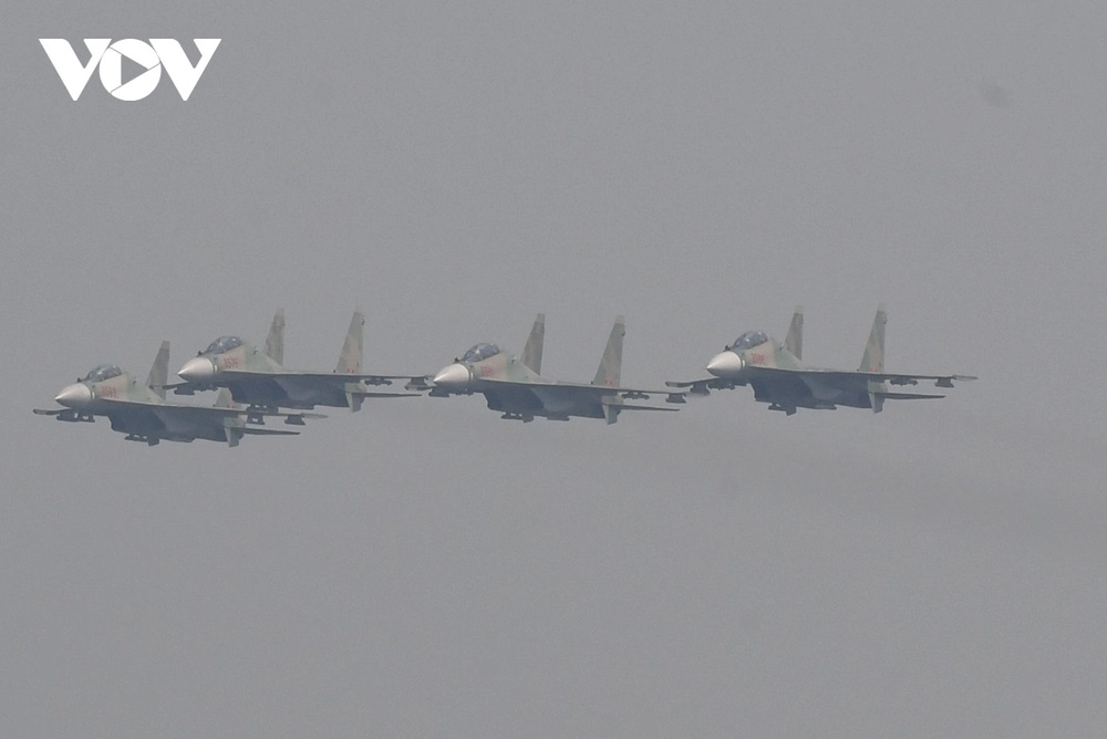 Tiêm kích Su-30MK2 trình diễn thả bẫy mồi nhiệt trên bầu trời thủ đô Hà Nội-2