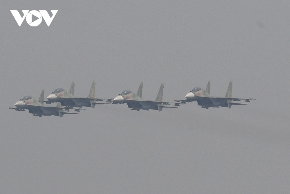 Tiêm kích Su-30MK2 trình diễn thả bẫy mồi nhiệt trên bầu trời thủ đô Hà Nội-2