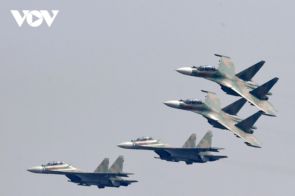 Tiêm kích Su-30MK2 trình diễn thả bẫy mồi nhiệt trên bầu trời thủ đô Hà Nội-3