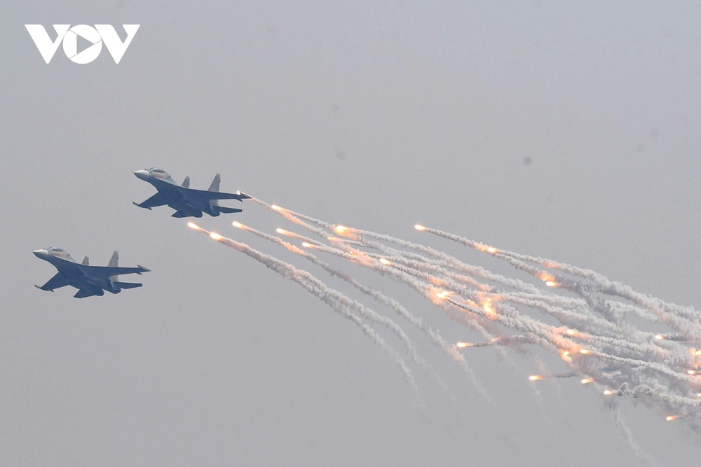 Tiêm kích Su-30MK2 trình diễn thả bẫy mồi nhiệt trên bầu trời thủ đô Hà Nội-7