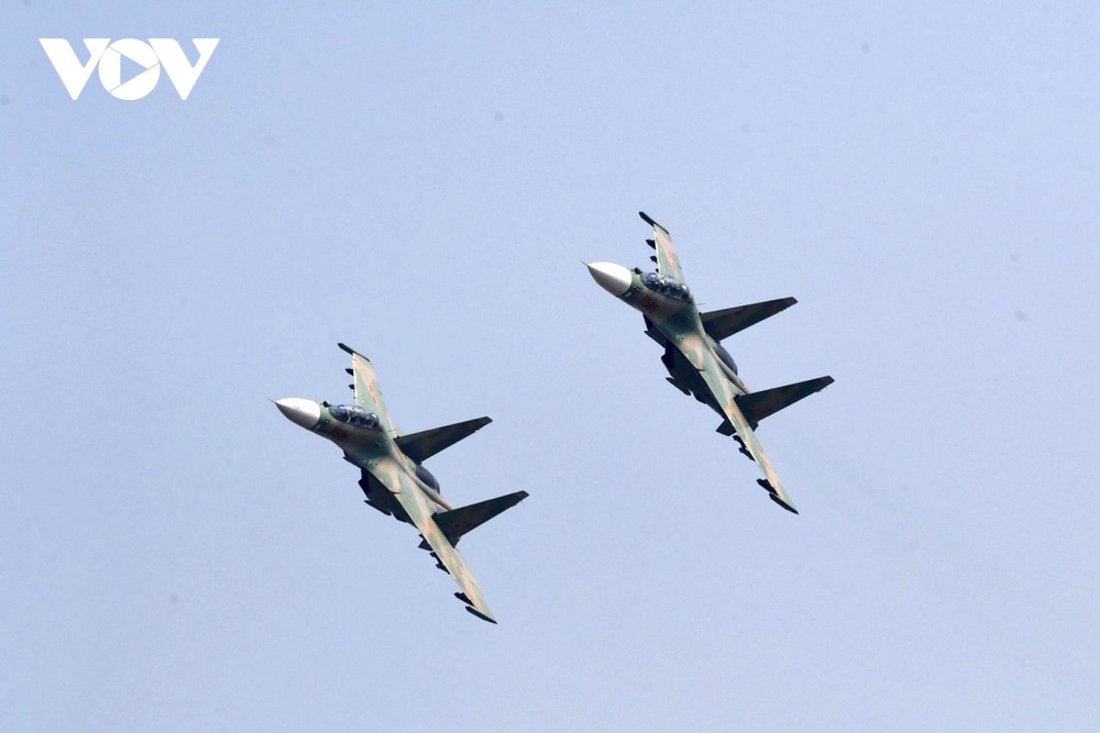 Tiêm kích Su-30MK2 trình diễn thả bẫy mồi nhiệt trên bầu trời thủ đô Hà Nội-8
