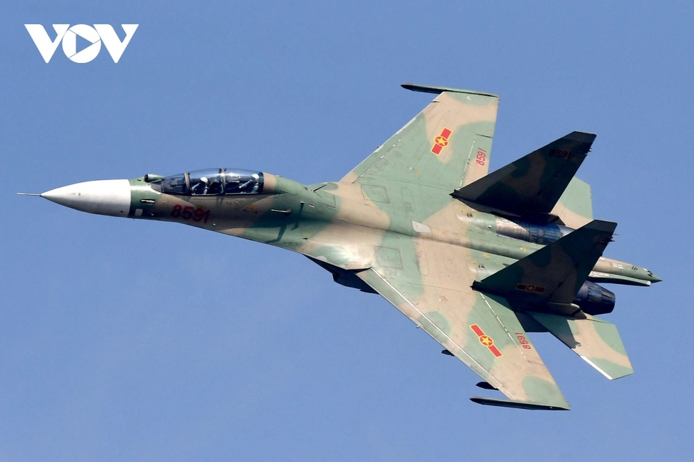 Tiêm kích Su-30MK2 trình diễn thả bẫy mồi nhiệt trên bầu trời thủ đô Hà Nội-9