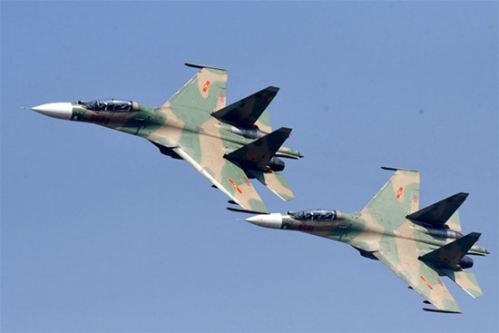 Tiêm kích Su-30MK2 trình diễn thả bẫy mồi nhiệt trên bầu trời thủ đô Hà Nội