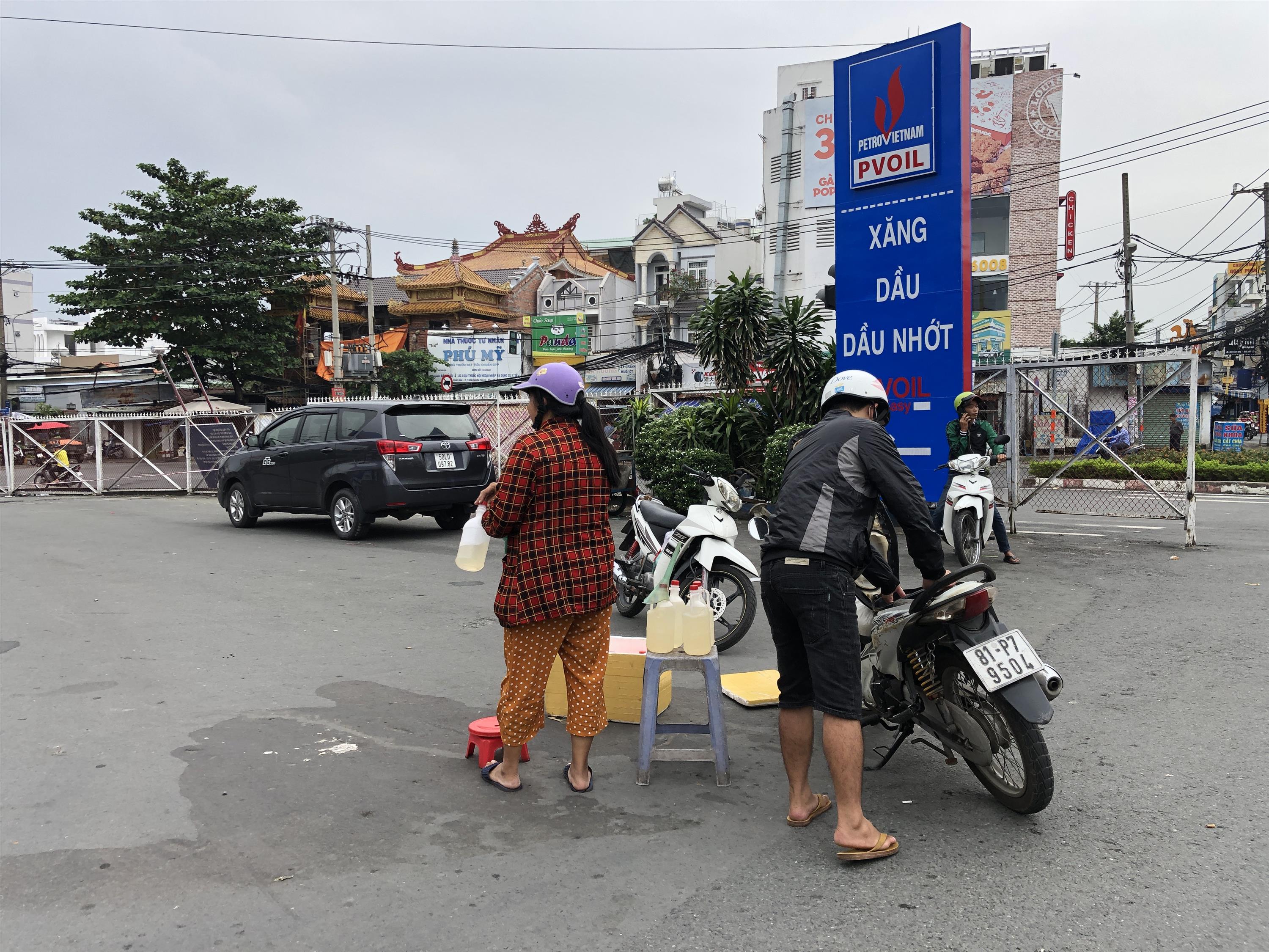 Hết thời, cây xăng thay nhau trả mặt bằng, buôn xăng dạo vào mùa-3