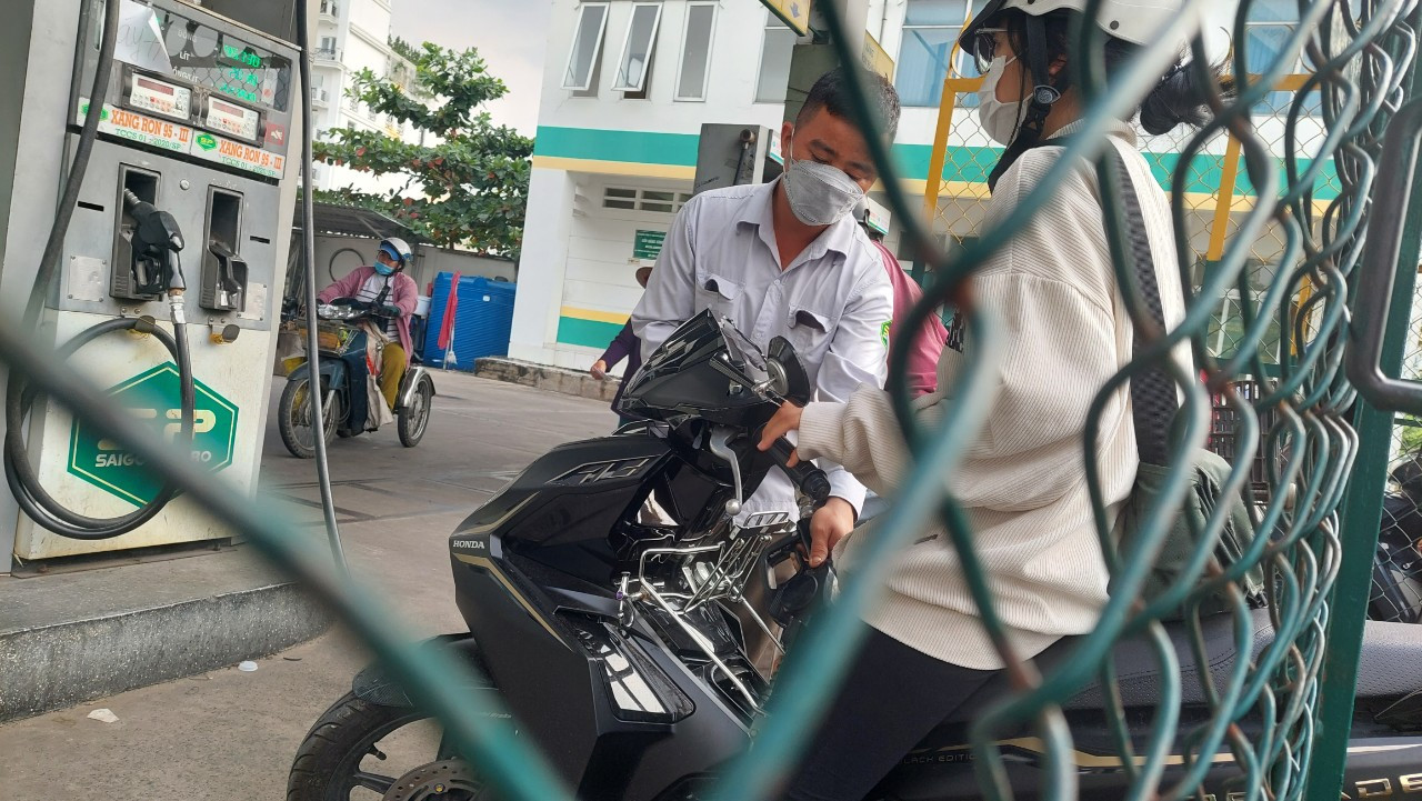 Hết thời, cây xăng thay nhau trả mặt bằng, buôn xăng dạo vào mùa-5