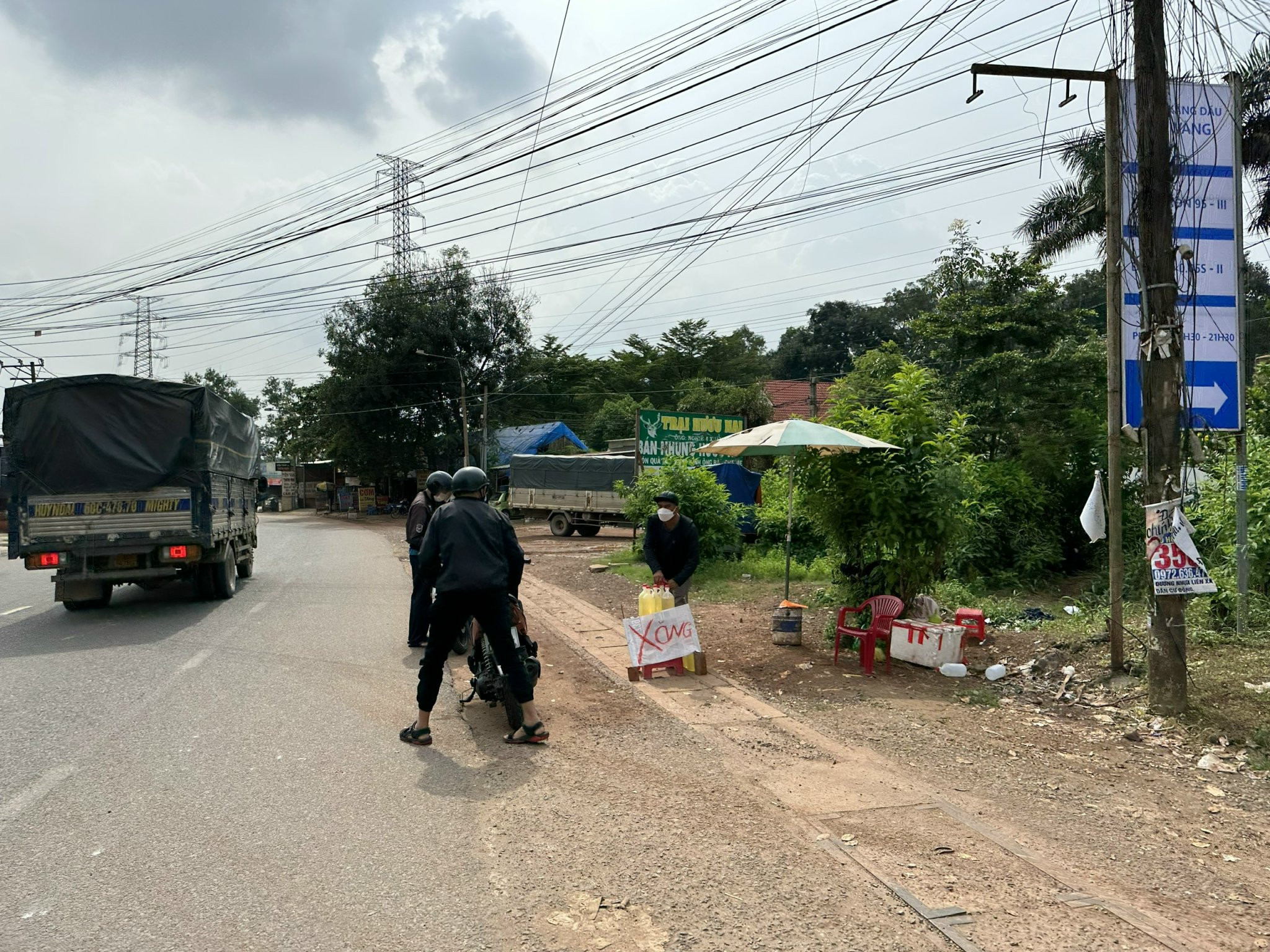 Hết thời, cây xăng thay nhau trả mặt bằng, buôn xăng dạo vào mùa-10