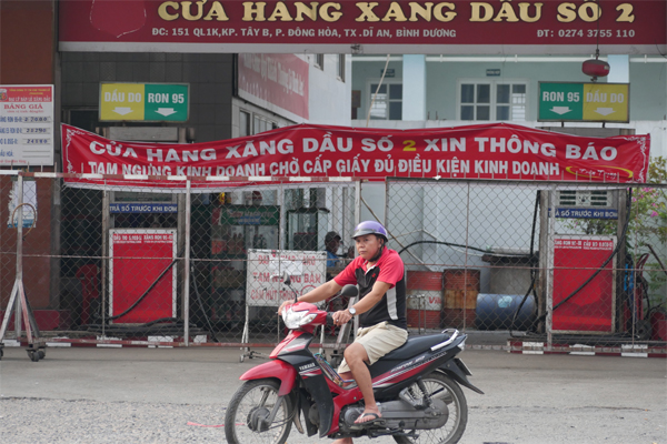 Hết thời, cây xăng thay nhau trả mặt bằng, buôn xăng dạo vào mùa-12