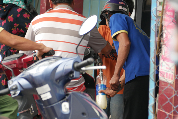 Hết thời, cây xăng thay nhau trả mặt bằng, buôn xăng dạo vào mùa-11