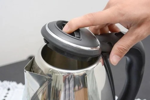 Vì sao phải đun nước sôi đổ vào bồn cầu ngay khi nhận phòng khách sạn: Lý do quan trọng, đừng bỏ qua-2