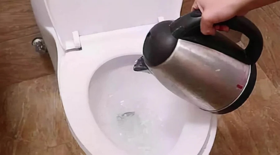 Vì sao phải đun nước sôi đổ vào bồn cầu ngay khi nhận phòng khách sạn: Lý do quan trọng, đừng bỏ qua-1