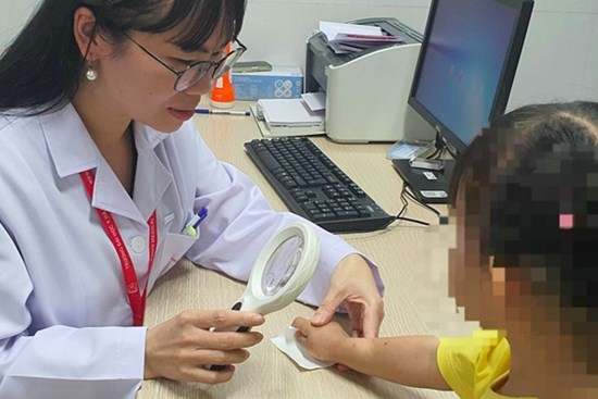 Con trai 18 tháng tuổi mắc giang mai, ngã ngửa khi cả nhà có 3 người dính