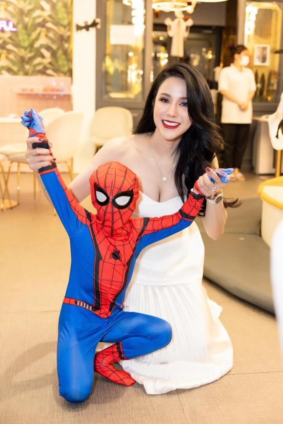Diệp Lâm Anh một mình lo chu đáo sinh nhật cho 2 con, chồng cũ không thấy xuất hiện-4