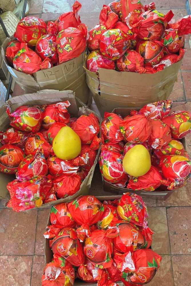 Giống bưởi ‘lạ’ vàng căng bóng, múi đỏ au bán đầy chợ giá rẻ-2