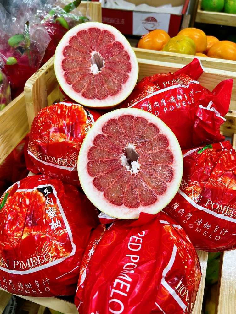 Giống bưởi ‘lạ’ vàng căng bóng, múi đỏ au bán đầy chợ giá rẻ-3