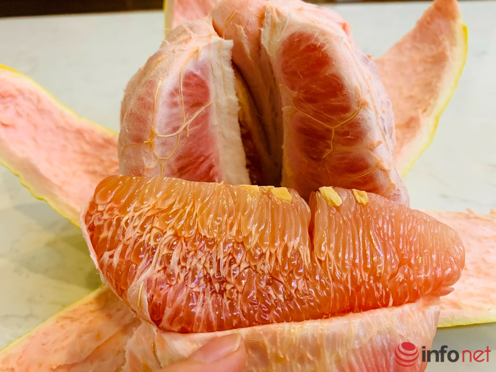 Giống bưởi ‘lạ’ vàng căng bóng, múi đỏ au bán đầy chợ giá rẻ-4