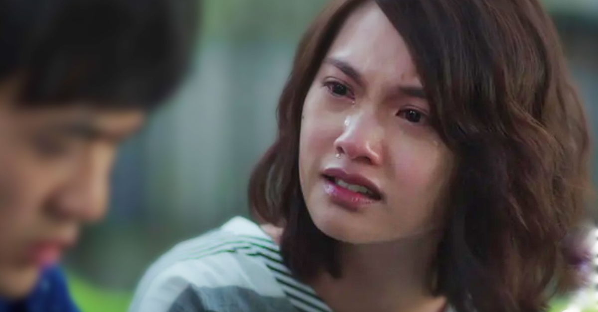 Chồng qua nhà hàng xóm xem bóng đá nhưng 1h sáng chưa thấy về, tôi chạy sang xem tình hình thì bàng hoàng thấy cảnh tượng trên sofa-1