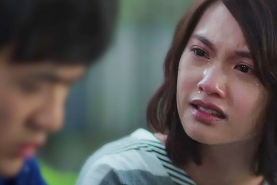 Chồng qua nhà hàng xóm xem bóng đá nhưng 1h sáng chưa thấy về, tôi chạy sang xem tình hình thì bàng hoàng thấy cảnh tượng trên sofa