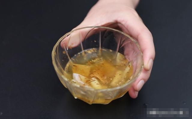 Ngâm tàn thuốc lá trong rượu trắng giải quyết được nhiều vấn đề tại nhà, vừa học vừa tiết kiệm được nhiều tiền-3