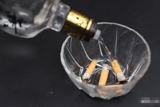 Ngâm tàn thuốc lá trong rượu trắng giải quyết được nhiều vấn đề tại nhà, vừa học vừa tiết kiệm được nhiều tiền