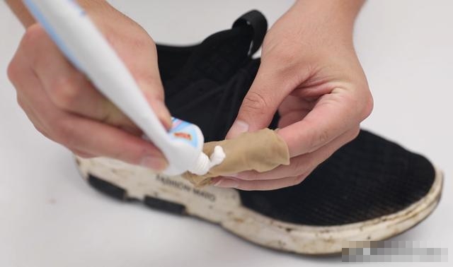 Bóp một ít kem đánh răng lên tất thật hữu ích nhưng rất nhiều người chưa biết cách làm này-2