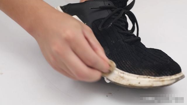 Bóp một ít kem đánh răng lên tất&nbsp;thật&nbsp;hữu ích nhưng rất nhiều người chưa biết cách làm này-3