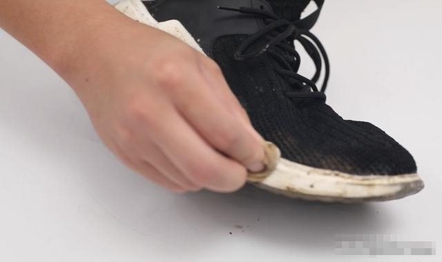 Bóp một ít kem đánh răng lên tất&nbsp;thật&nbsp;hữu ích nhưng rất nhiều người chưa biết cách làm này-4