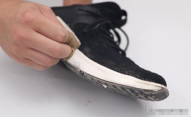 Bóp một ít kem đánh răng lên tất&nbsp;thật&nbsp;hữu ích nhưng rất nhiều người chưa biết cách làm này-5