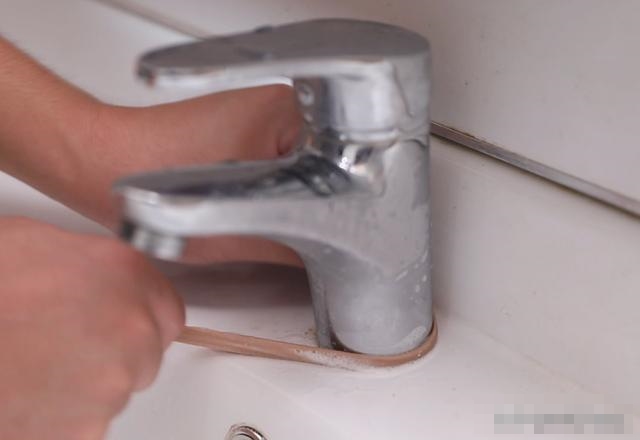 Bóp một ít kem đánh răng lên tất&nbsp;thật&nbsp;hữu ích nhưng rất nhiều người chưa biết cách làm này-9