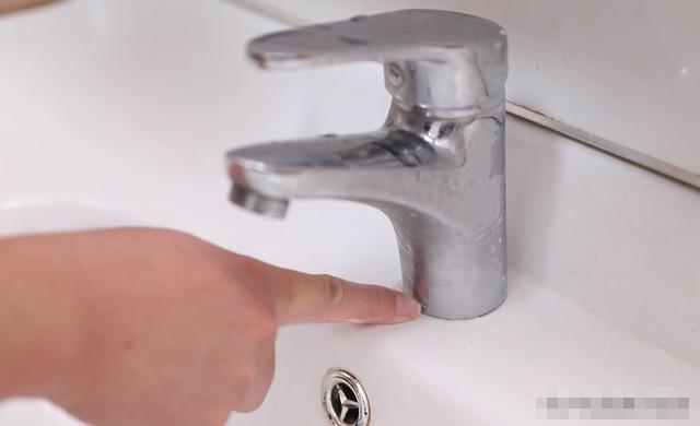 Bóp một ít kem đánh răng lên tất&nbsp;thật&nbsp;hữu ích nhưng rất nhiều người chưa biết cách làm này-10