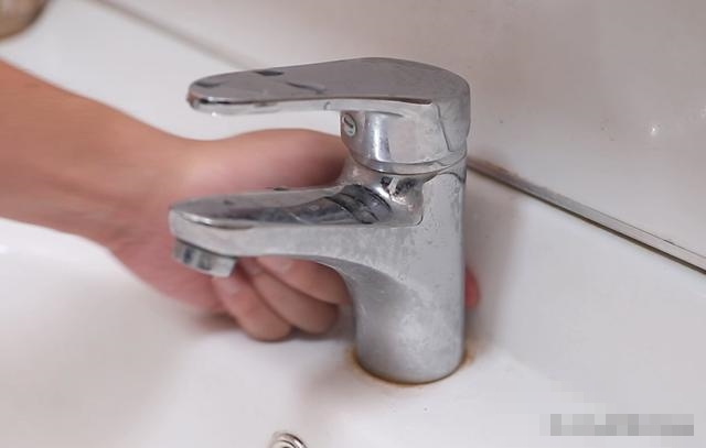 Bóp một ít kem đánh răng lên tất&nbsp;thật&nbsp;hữu ích nhưng rất nhiều người chưa biết cách làm này-6