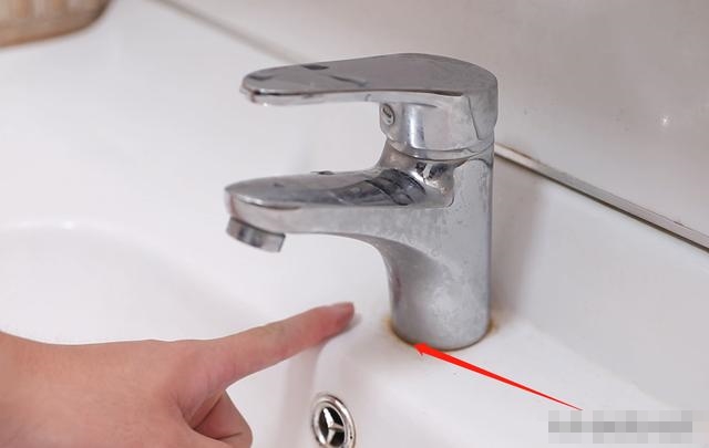 Bóp một ít kem đánh răng lên tất thật hữu ích nhưng rất nhiều người chưa biết cách làm này-7