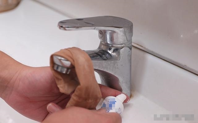 Bóp một ít kem đánh răng lên tất&nbsp;thật&nbsp;hữu ích nhưng rất nhiều người chưa biết cách làm này-8