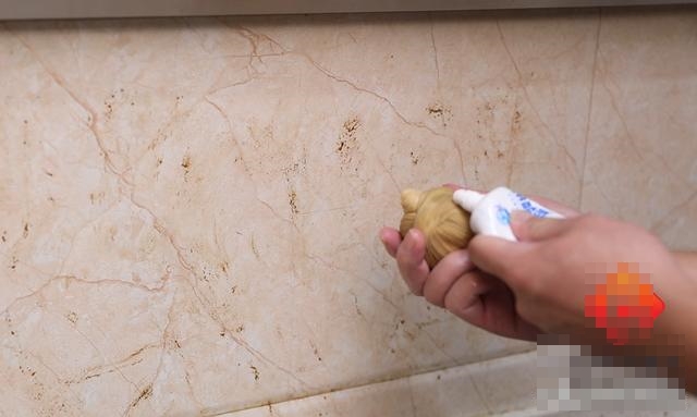 Bóp một ít kem đánh răng lên tất&nbsp;thật&nbsp;hữu ích nhưng rất nhiều người chưa biết cách làm này-12