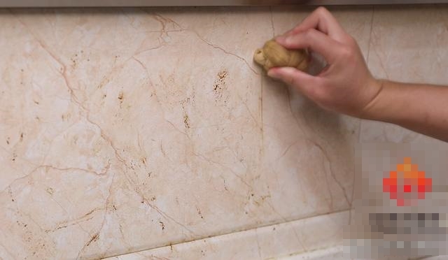 Bóp một ít kem đánh răng lên tất thật hữu ích nhưng rất nhiều người chưa biết cách làm này-13