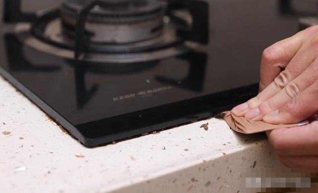 Bóp một ít kem đánh răng lên tất&nbsp;thật&nbsp;hữu ích nhưng rất nhiều người chưa biết cách làm này-17