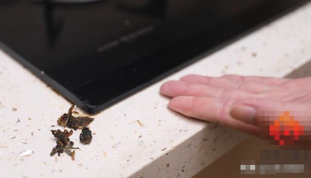 Bóp một ít kem đánh răng lên tất&nbsp;thật&nbsp;hữu ích nhưng rất nhiều người chưa biết cách làm này-20