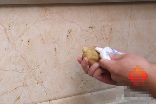 Bóp một ít kem đánh răng lên tất thật hữu ích nhưng rất nhiều người chưa biết cách làm này