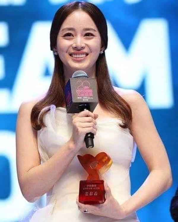 Hậu tin đồn ngoại tình của Bi Rain, Kim Tae Hee xuất hiện với gương mặt kém sắc trong sự kiện-1